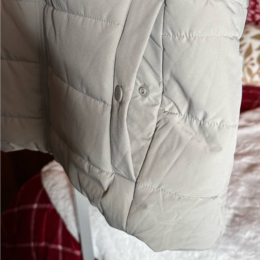 London Fog Pearl Grey Quilted Puffer Coat with Faux Fur Hood – Size L (NWT) - Picture 7 of 7